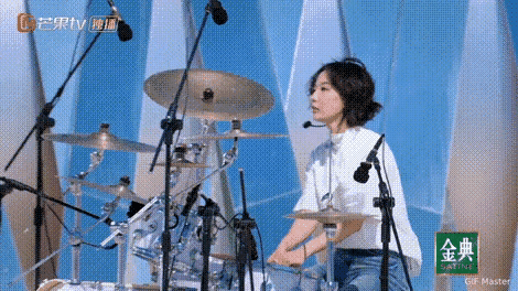 大家发现没？
王珞丹是真的狠！
在别的姐姐表演时，
都是穿着各种漂亮的礼服