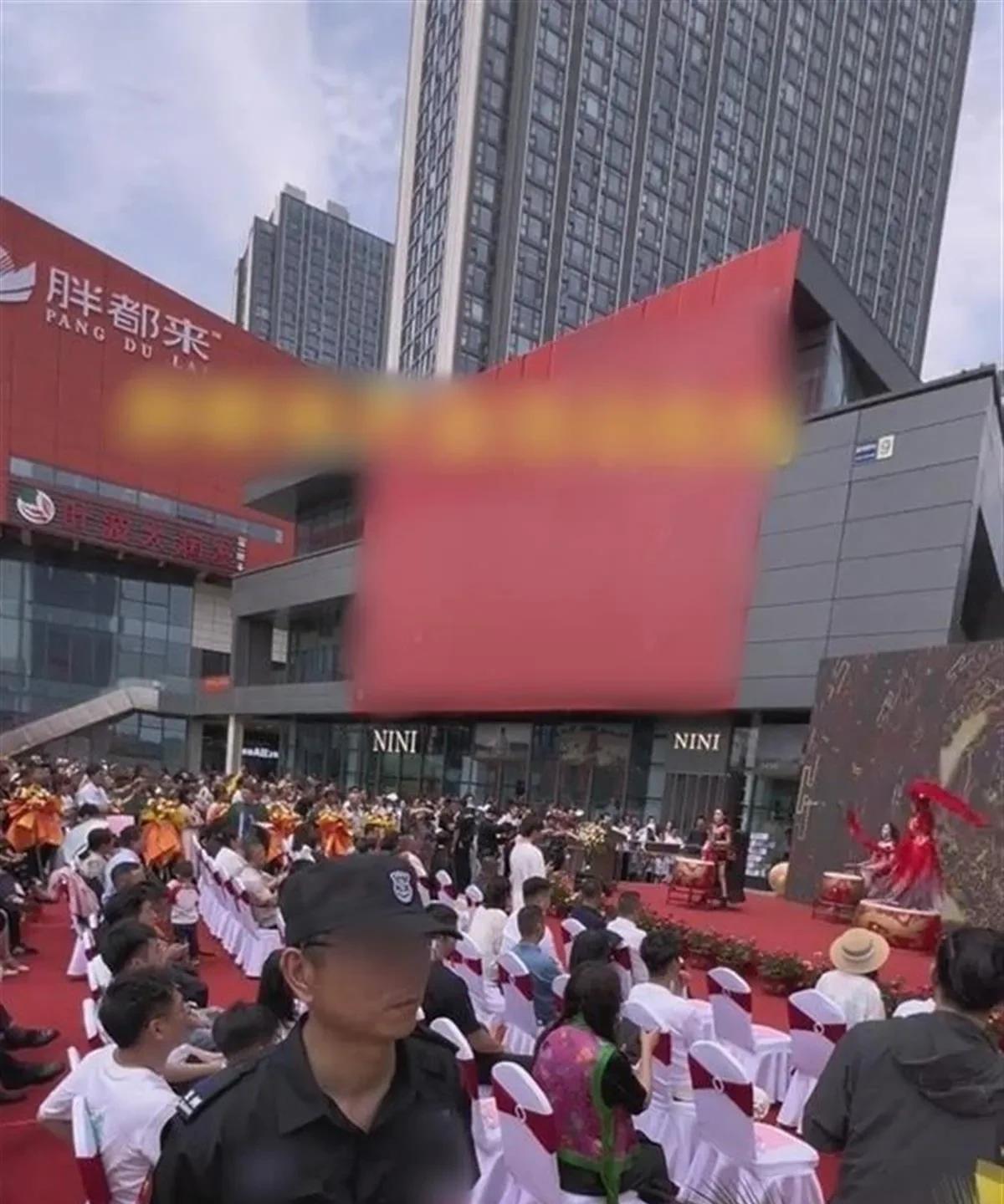 南方某地一个叫“胖都来”的商超开业了，据说商品卖的很快。
胖东来名声大噪，胖都来