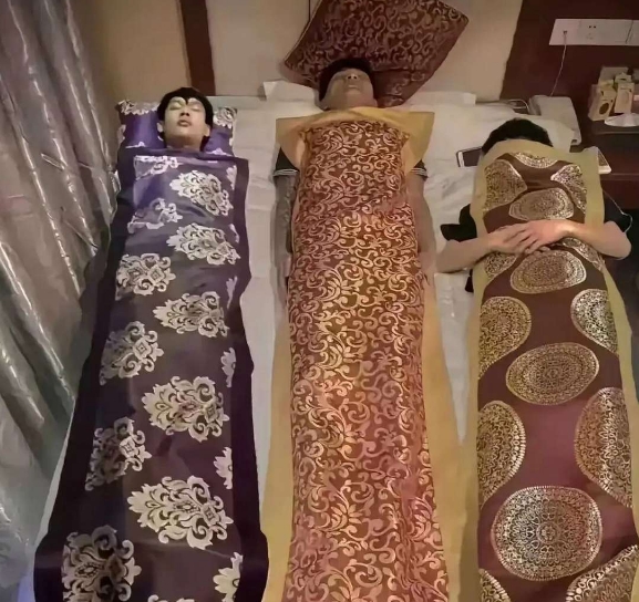 三位好兄弟农村来的，第一次住旅店，今夜他们睡的很安详。
