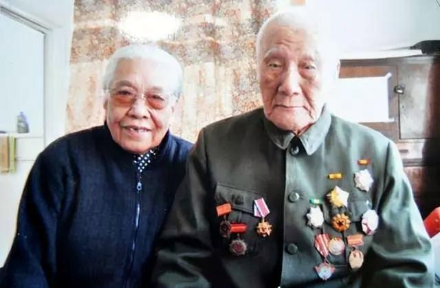 这位胸前挂满勋章、奖章的老兵虽然没有当过正军级干部，但他退休后却享受正军级干部的