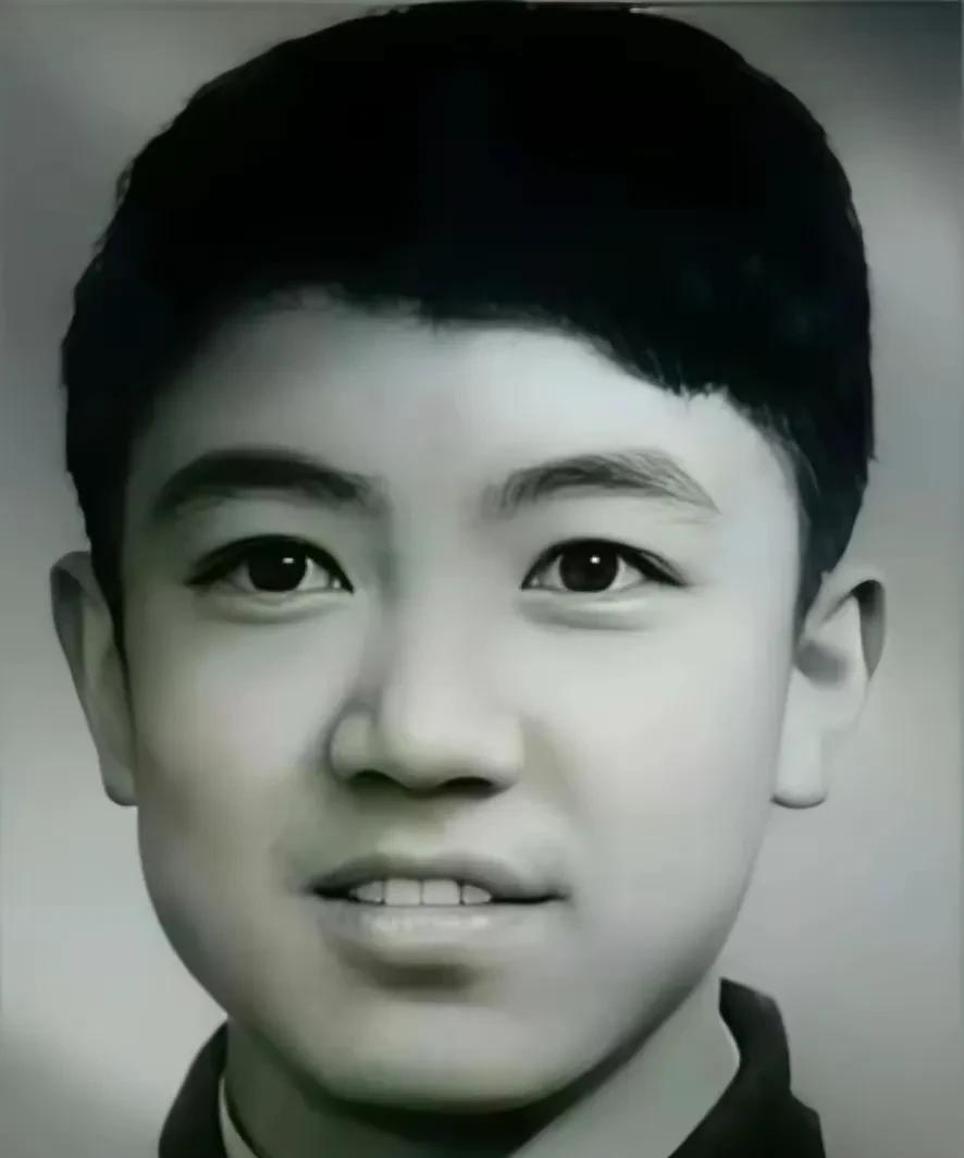 小男孩小时候，和长大后一点也不一样，真的很难认出他是谁？