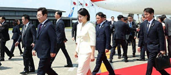 李在明为什么先去的日本，却安排特使来中国？

原因无非也就几点：

一、