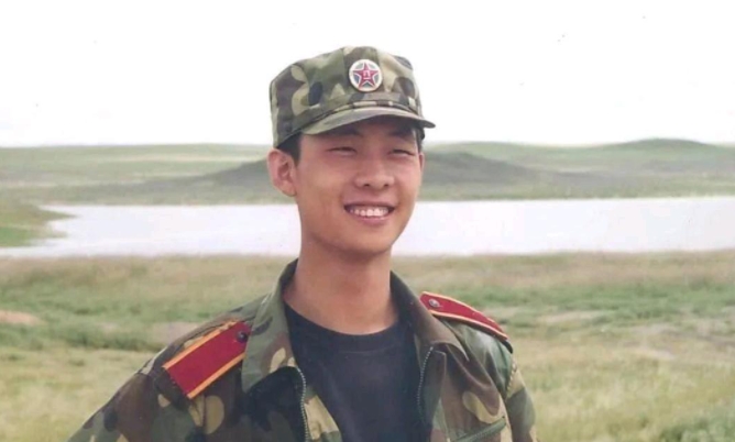 吴京问张译：“我请你拍戏，片酬要多少？”张译伸了一个手指，吴京一脸吃惊：“一个亿