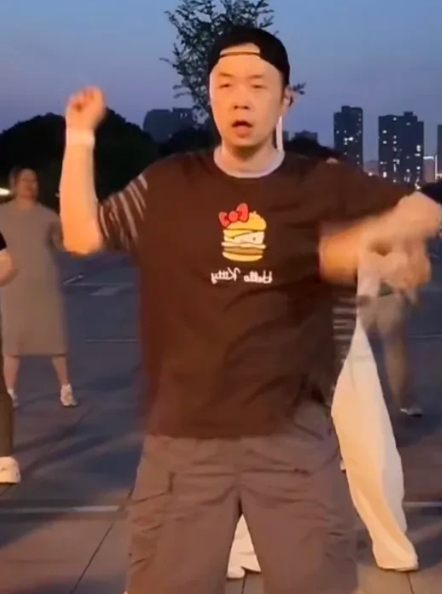 杜海涛，我劝你差不多就行了，真的没必要再瘦下去啦！

朋友遛弯竟然看到杜海涛在和