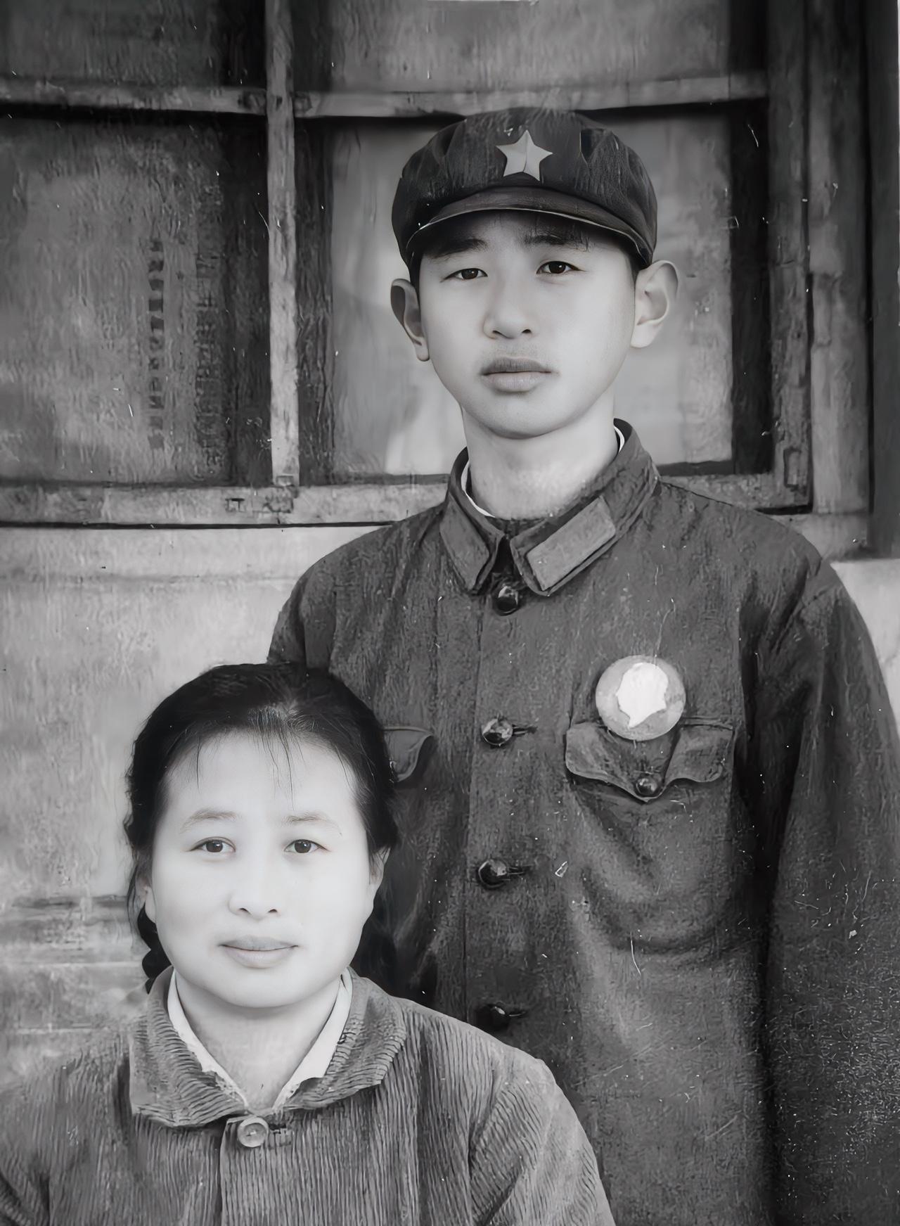 母亲于三天前离开了我们，享年94岁。这张照片是我当兵的时候，母亲千里迢迢到山西探