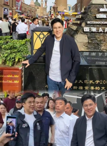 知道霍启刚在新疆为什么一直拍了，
拍囊坑，拍包子，拍葡萄干摊
原来他拍了这么多，