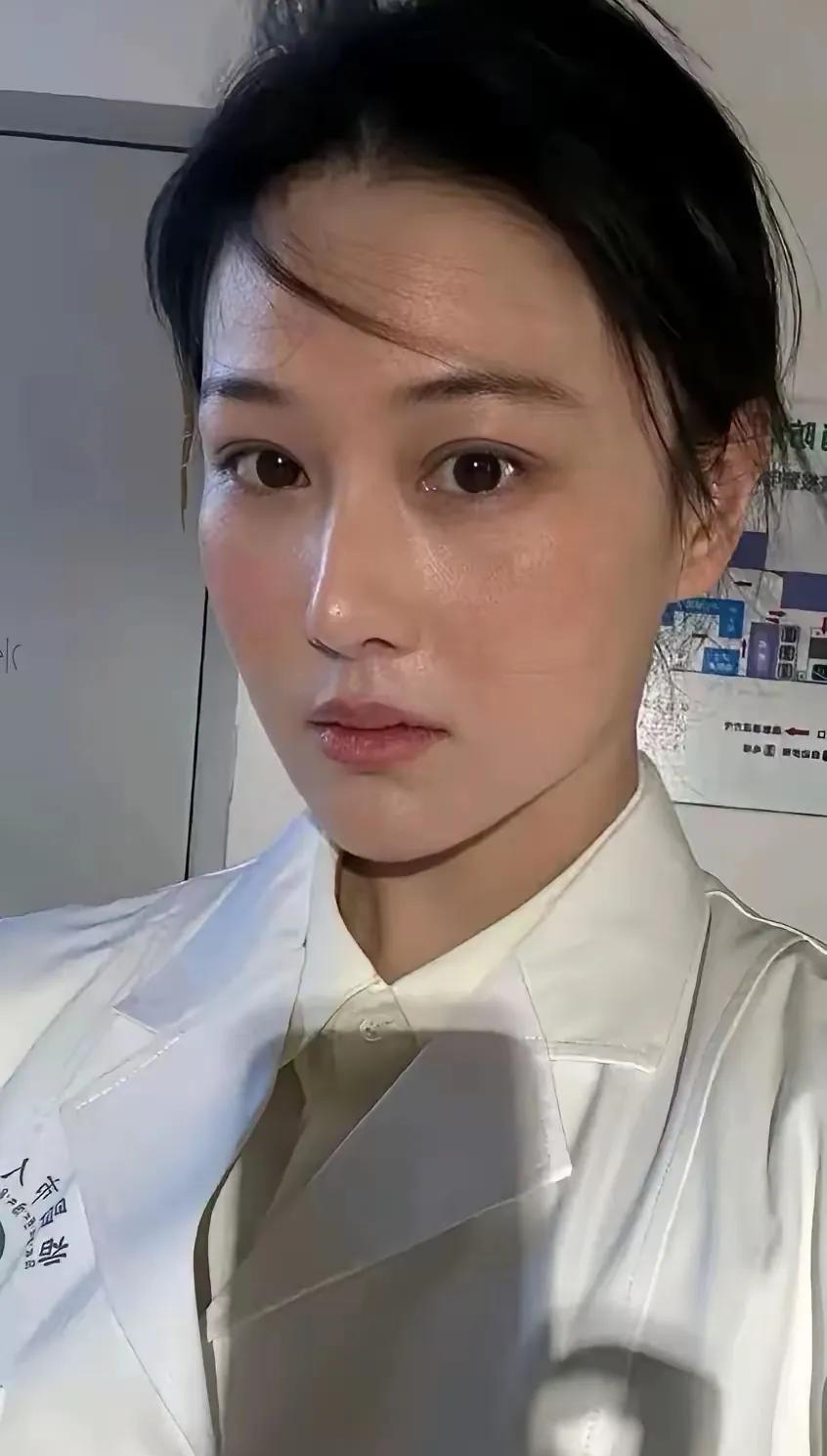 清水出芙蓉，天然去雕饰。素颜的张馨予依然是那么漂亮美丽，没有半点现代医学的痕迹。