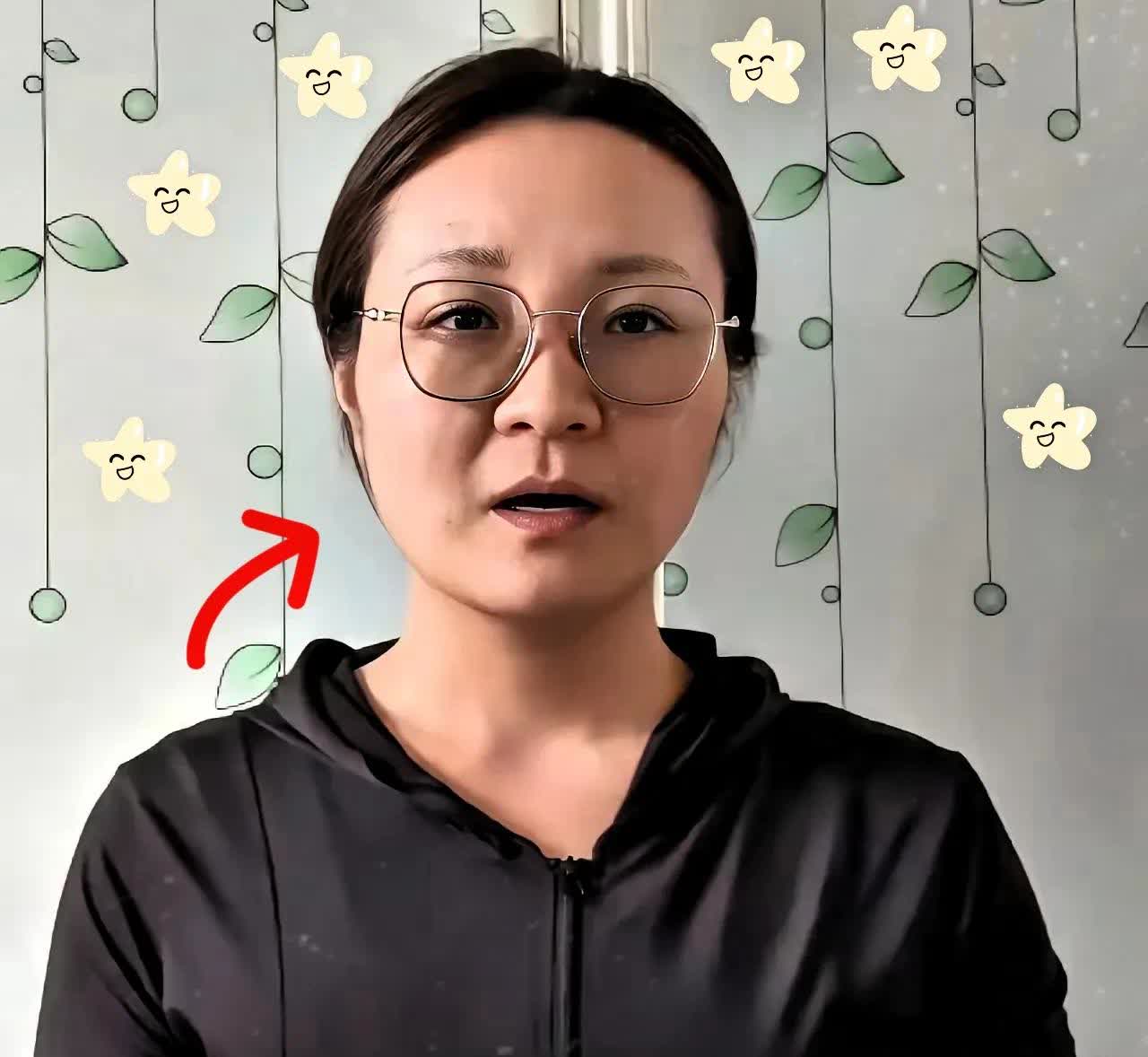 段某低头念道歉信时手在抖。
​​​法院判她赔40万，还要把道歉视频在抖音挂满3