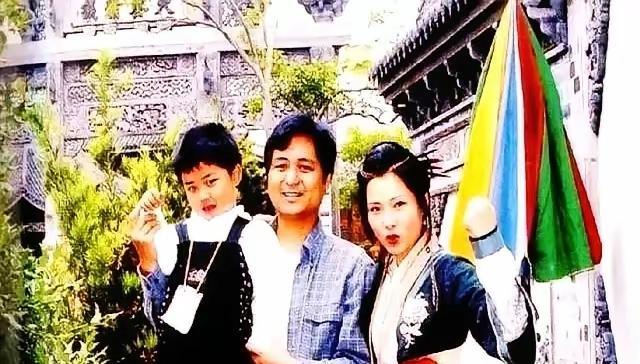 何赛飞的儿子何啸风，从小长得就好看，如今27岁了，更是剑眉心目。
完美继承了母亲
