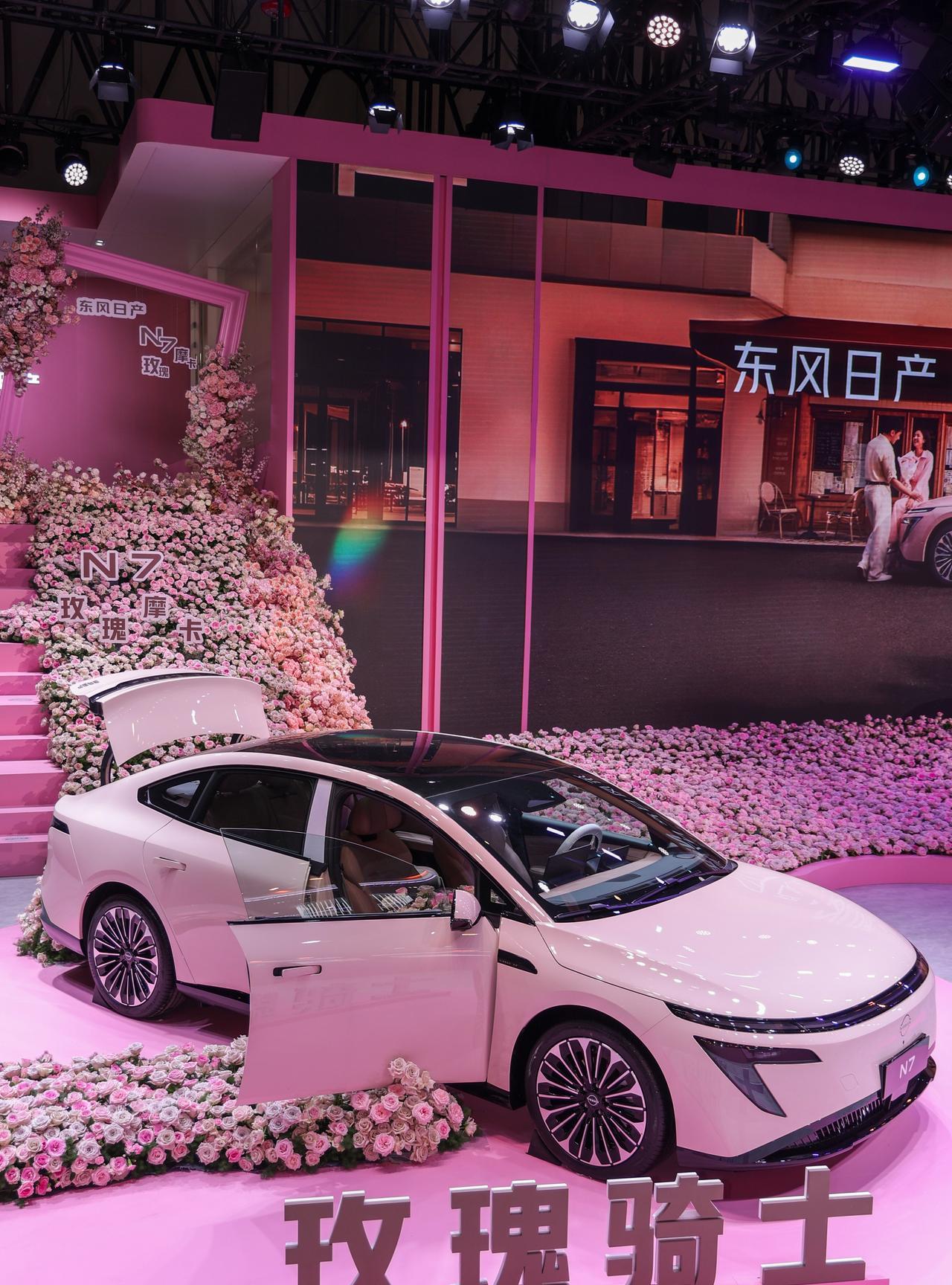 成都车展从不缺新车，但东风日产却用一场“玫瑰花海发布会”玩出了新高度。8月29日