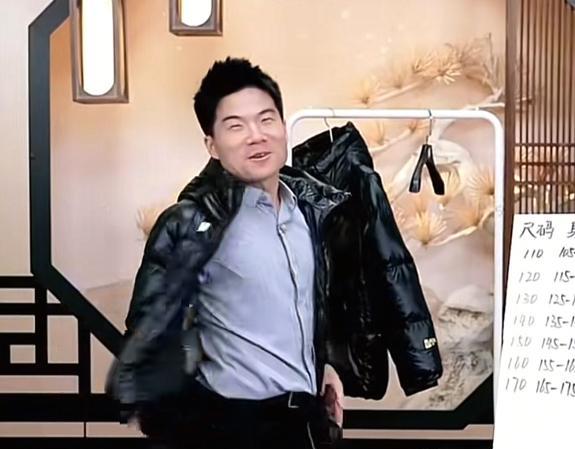 传下去！马骞女朋友谈了一年了！
今晚宇辉化身福尔摩斯给炸出来了，
宇辉在讲解羽绒