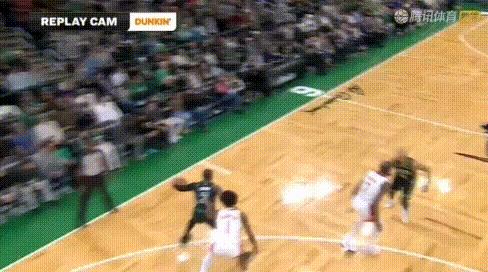 隔扣、拉杆！阿门重回舒适区砍17+9+8。
进攻端底线游荡，转换快攻中一条龙或助