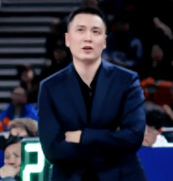 上海男篮主教练卢伟谈球队大胜广东，他表示：“首先这场胜利也是因为大家心态做了很好