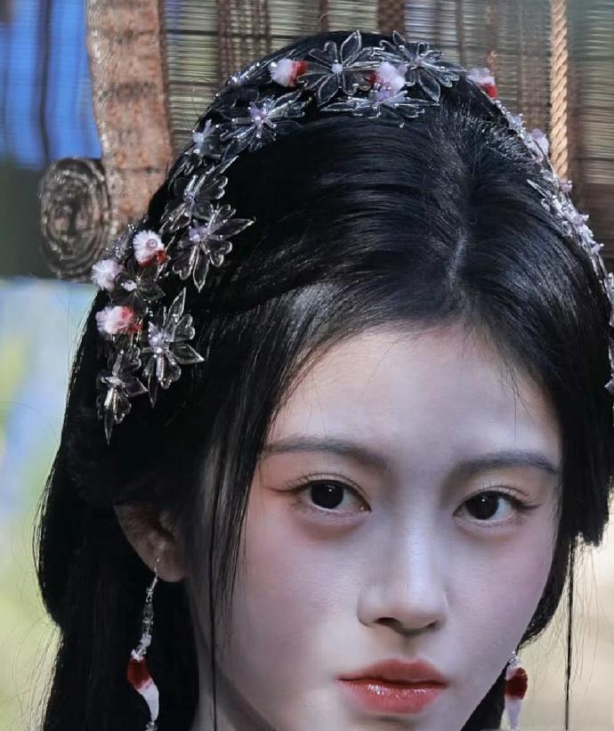 首次如此近距离看清鞠婧祎，五官精致，皮肤肌理清晰可见，这拍摄视角着实有点“怼脸”