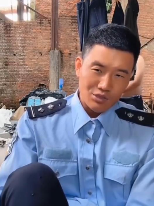 【嘎子哥穿警服直播被行拘7天】
嘎子哥早前在直播带货时穿警服，这件事早前在网络上