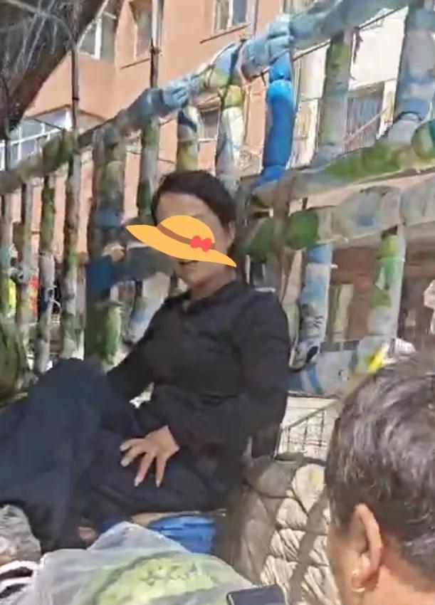 这大热天的，小媳妇一个人在横道市场附近，坐车上卖西瓜，竟然没有几个人过来买。我心