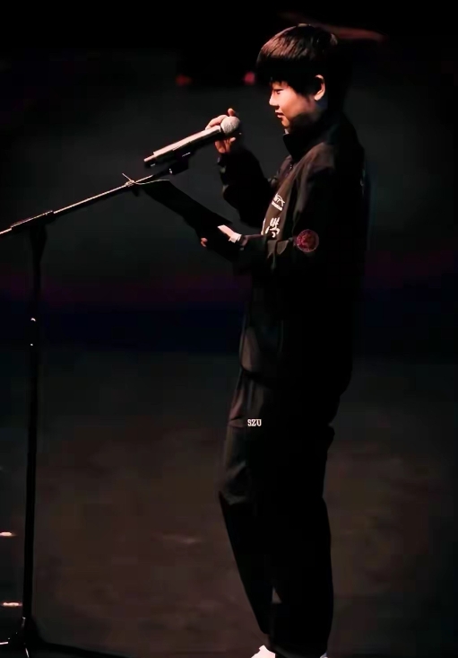 你们说说

莎宝就随便往那一站

怎么就局里局气的呢[捂脸]

明明

小脸是肉