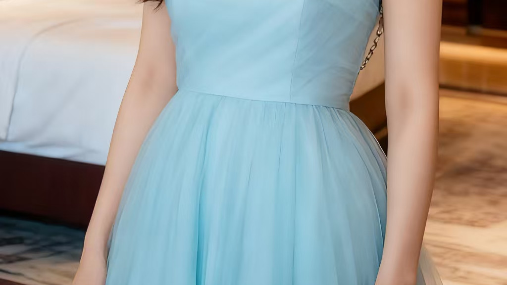 轻奢精致感，优雅大气，天蓝色温柔气质长裙。