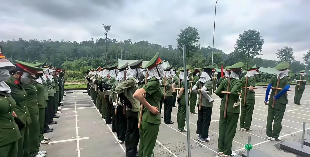 越南士兵苦练阅兵，可以看出越南的军事真不咋的。
举办一场国家级的阅兵盛典，门面里