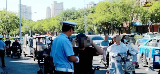 沧州交警一、二、三大队全出动了！各路口都在查非机动车交通违法治理行动。

 
