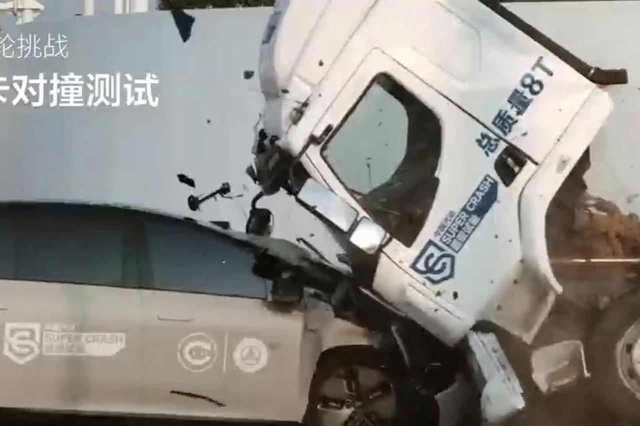 理想i8发布会上秀了一段理想i8与8吨卡车100公里/小时对撞测试视频。
卡车品