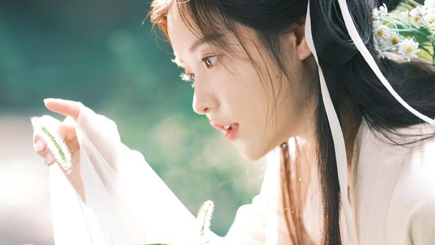 一位身着浅色古风服饰的女孩