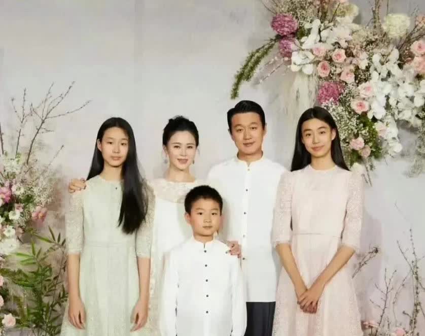 原来佟大为有三个孩子

二女一男

两个女儿的个子可真够高的

真是