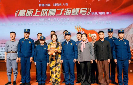 三四十岁的明星都没有戏拍，你看人70多岁的刘晓庆奶奶，一步接一步，根本忙不过来。