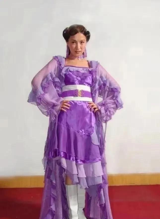 原来温婉知性的鲍蕾曾经也是“辣妹”一枚，在剧中的穿搭至少超前十几年，
古装配超短