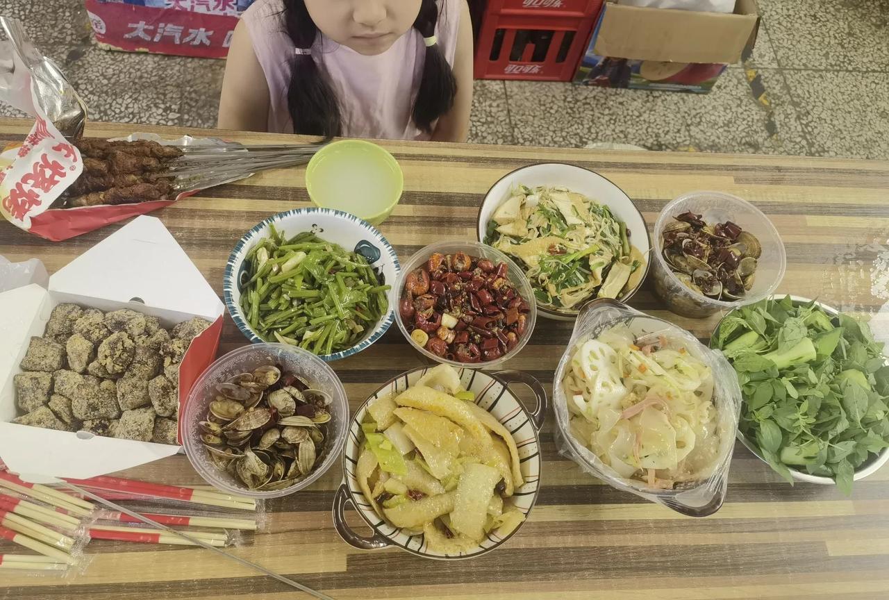我们妯娌仨是怎么相处的这么好的？举个例子。
周末一块儿回婆家，大哥大嫂回来时拿了
