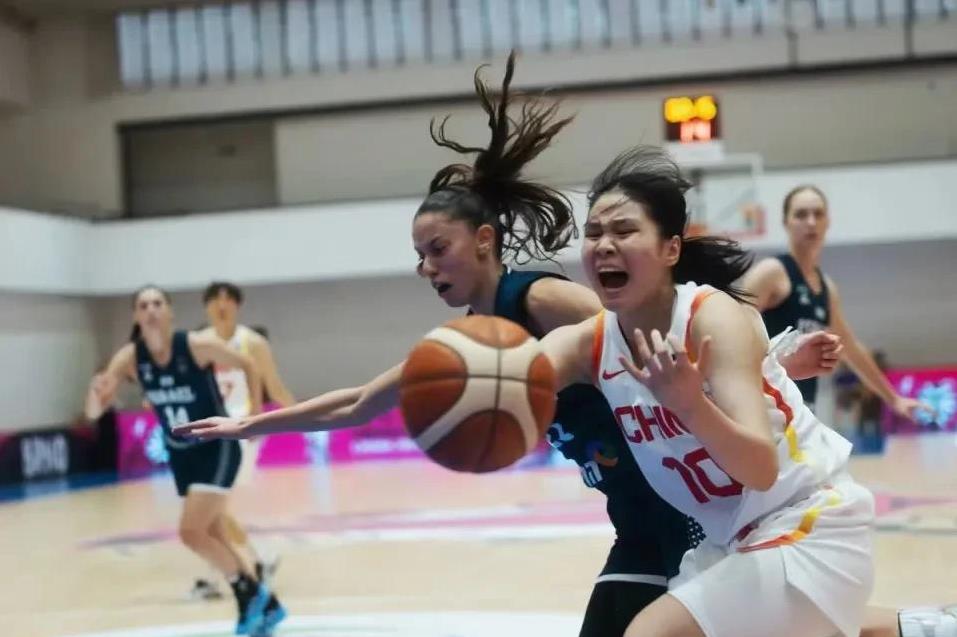 中国女篮于8月18日再次开展集训。有消息称，王思雨主动从宫鲁鸣执教的中国女篮队伍
