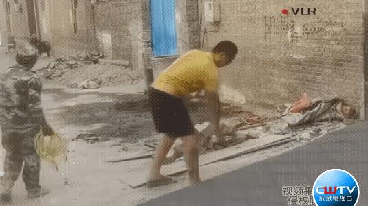 视频图上这男子，一看就是干活人、勤快人、顾家人，累的赤背了还不忘给坡子“养生”。