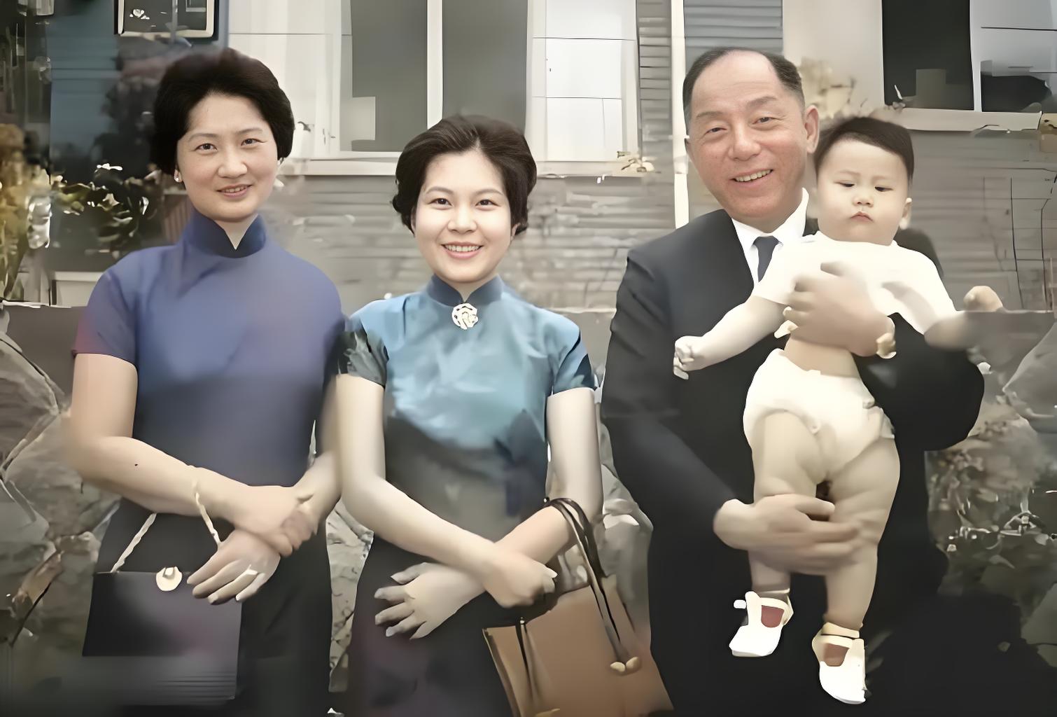 1962年，被软禁26年的张学良首次见到儿媳陈淑贞和不满周岁的孙儿张居信的合影照