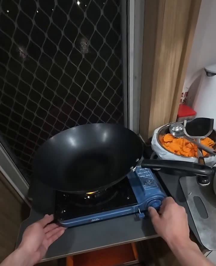 住进房车后的真实感受，彻底戒掉消费主义，真正做到断舍离。
不知不觉住进房车也两