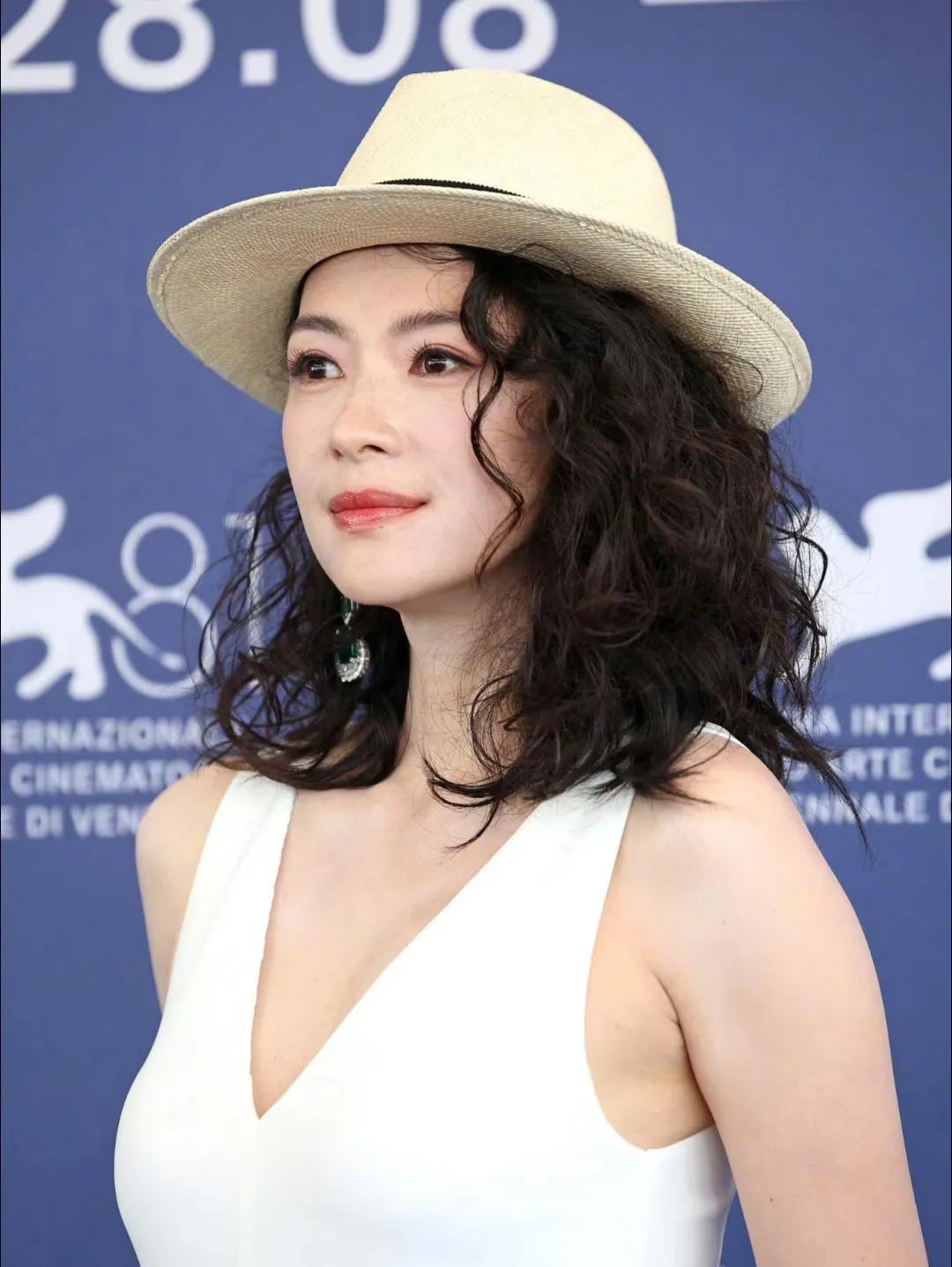汪峰把这个女人害惨了。
这么优秀的章子怡下嫁三婚的汪峰，还为他生了一双儿女，却没