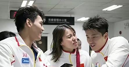 三位泳坛名将年少时，左一是徐嘉余，右一是汪顺，中间女将是谁呢？