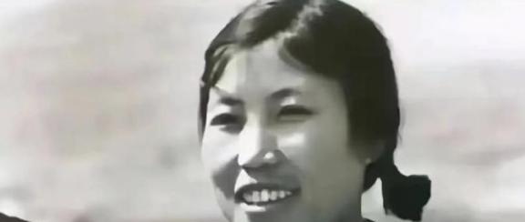 1978年，号称铁姑娘的郭凤莲，跟着代表团一起前往美国，她在美国到处宣传“大寨精