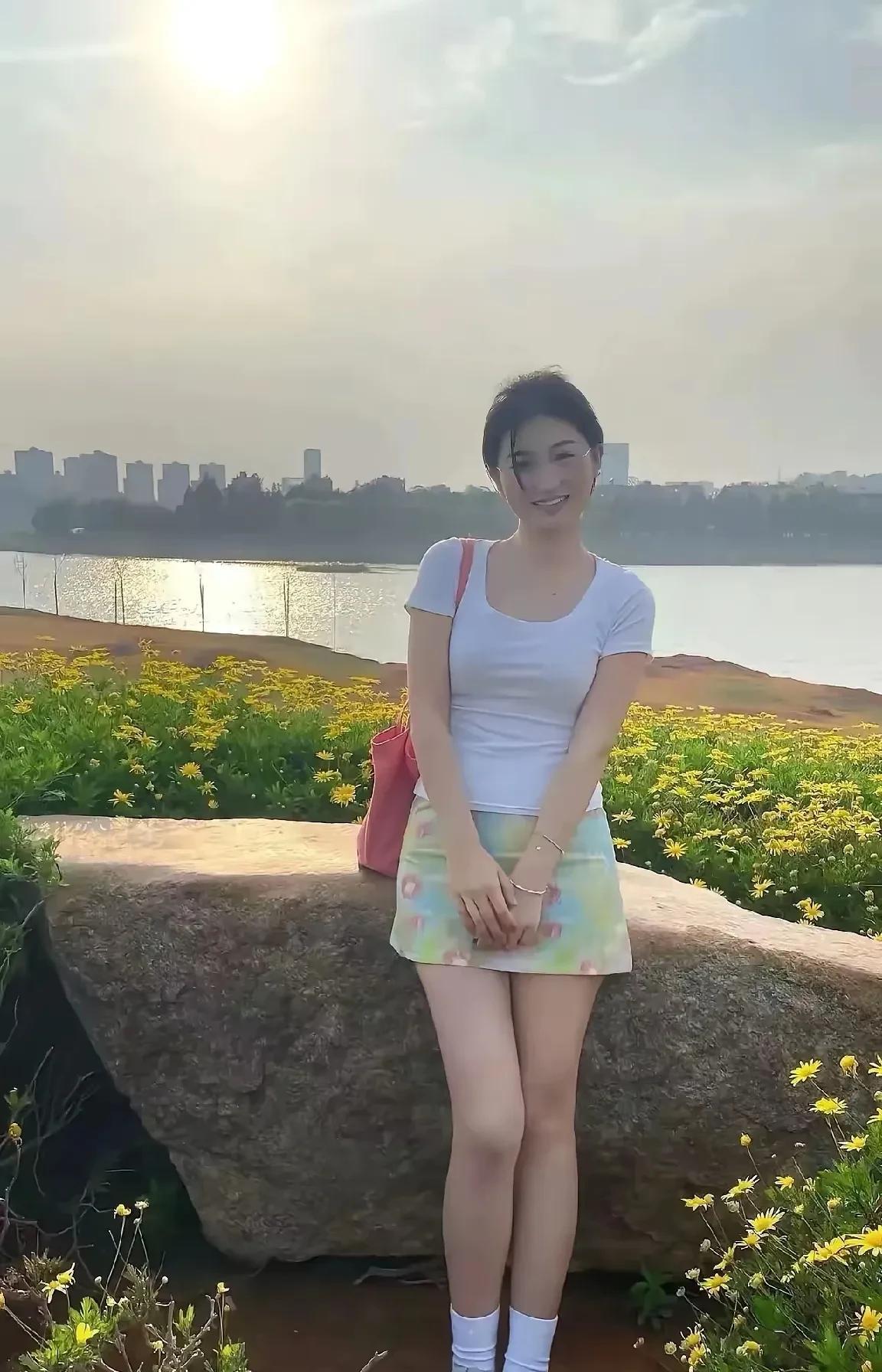 一看到她，就想起高中暗恋的女生，太像了。三年同班，我愣是一句话都没敢跟她说，她肯