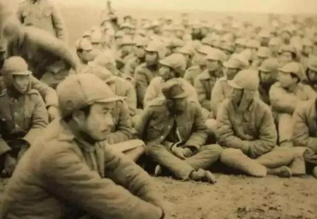 淮海战役结束时，解放军在逃跑的国军士兵里抓获了黄维。黄维见自己身份没有暴露，想蒙