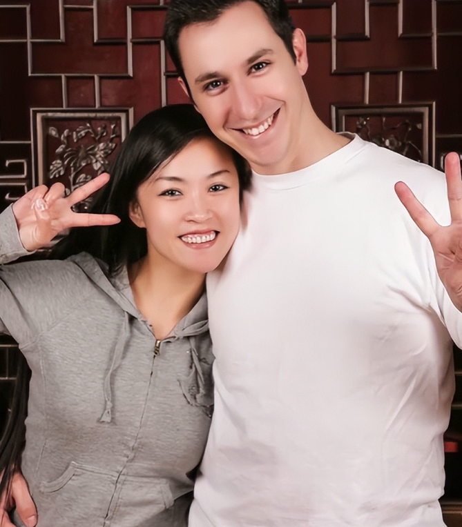 东北姑娘在加拿大做清洁工，被小4岁飞行员猛追，还帮她全家移民
