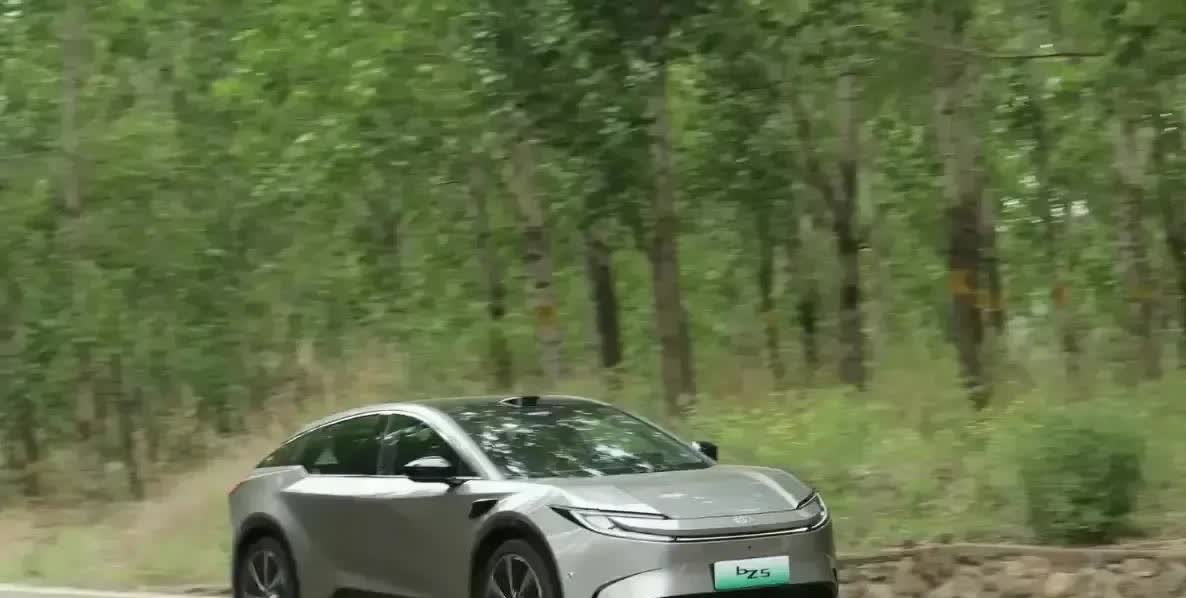 事实就是这样的：不管市场怎样喧嚣，不管用户怎样眼花，一汽丰田始终以安全为底色，以