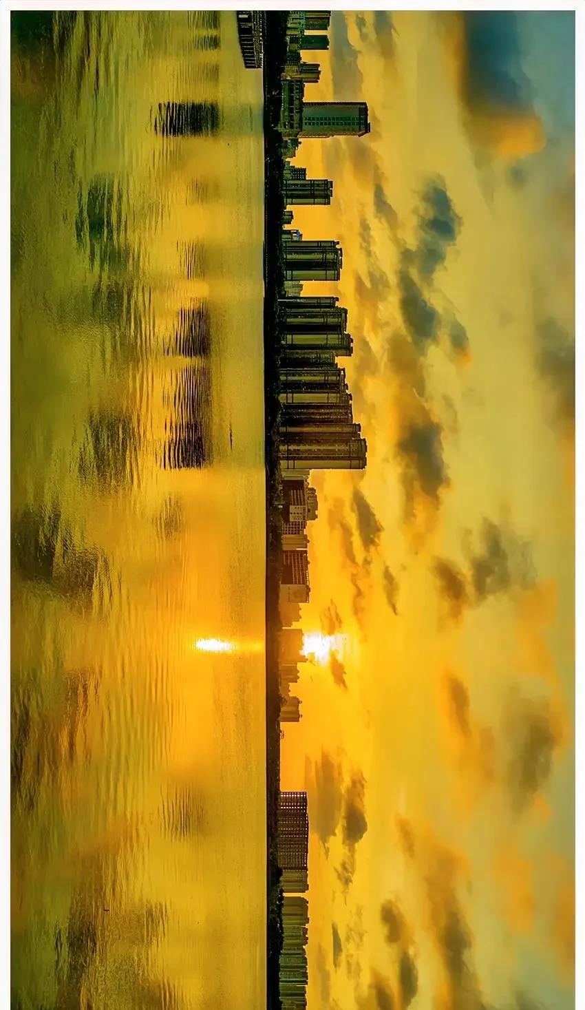 夕色流金水接天，
霞光倒映彩云飞。
湖山胜景浑如画，
妙手丹青染大千。
摄于广东