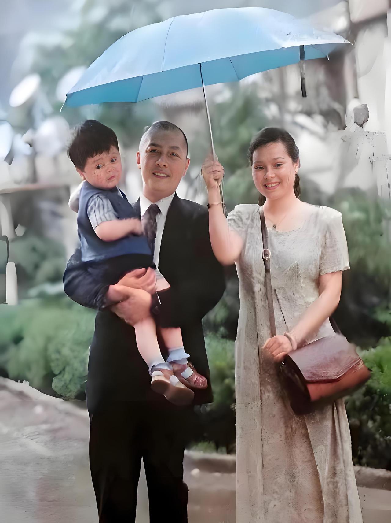 #明星#
这是1998年，
著名影星唐国强，
与妻子壮丽及儿子唐英涵。
此时的唐