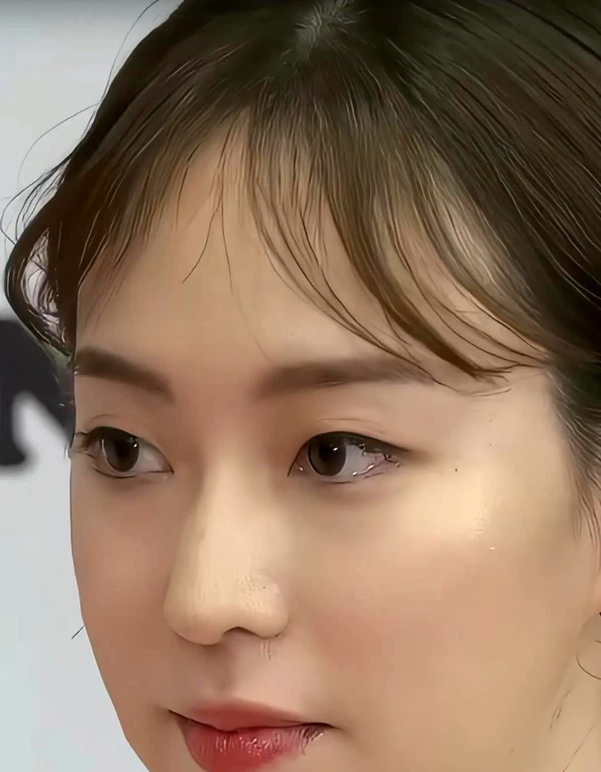 石川佳纯一路鞠躬敬礼，礼节优雅，清澈见底的卡哇伊女孩，一袭红裙，好看。

说