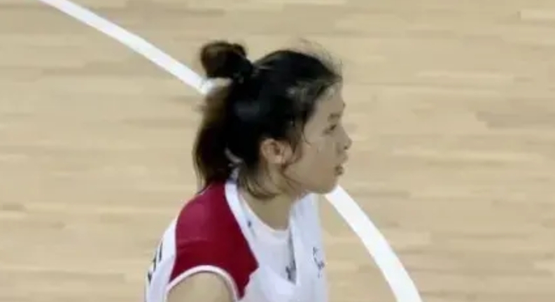 昨天女篮和波黑热身赛，千呼万唤始出来的女篮队员名单终于公布了，给人的感觉是，队员