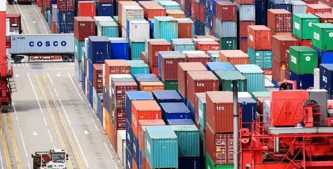 鉴于美国要对中国船舶进入美国港口要收取港口费，中国必须给予强硬回击，对进入中国航