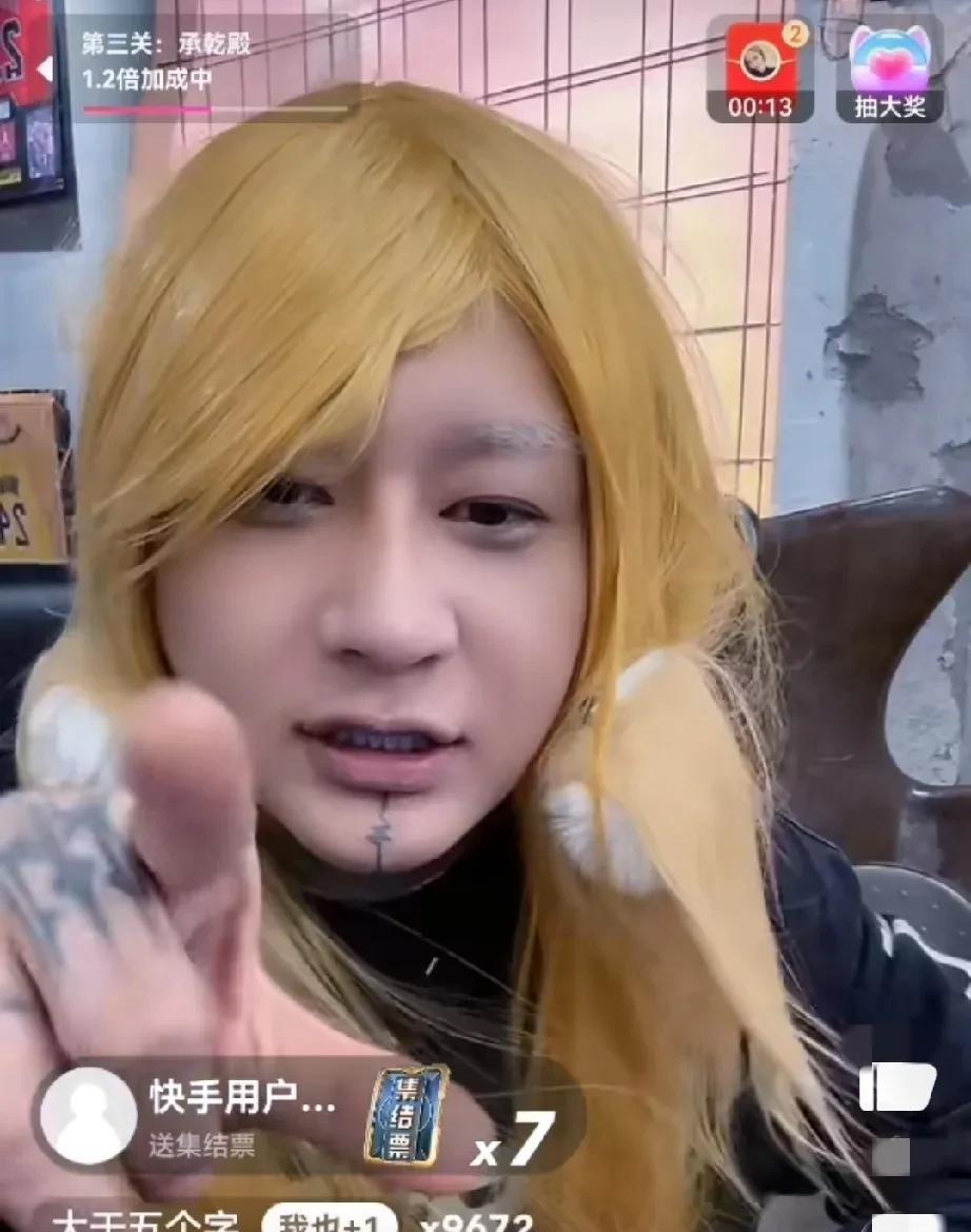 午夜档穿搭秀了？娜美穿搭旺仔，条子粉红色的小群裙，漠南婚纱，马宏龙孕妇装，方丈头