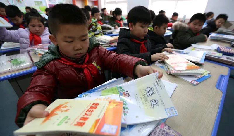 正高级教师职称的月工资[爆竹]，唐老师教龄38年，正高级教师职称（多次获得省级荣