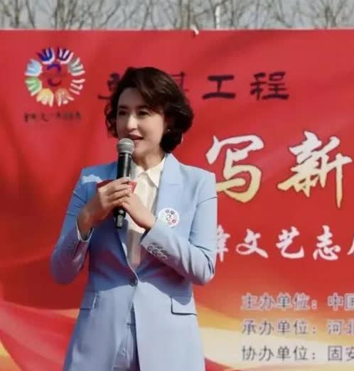 央视主持人张蕾这身衣服，非常合适，三个理由可以这样穿。
1、年纪不大。张蕾才4