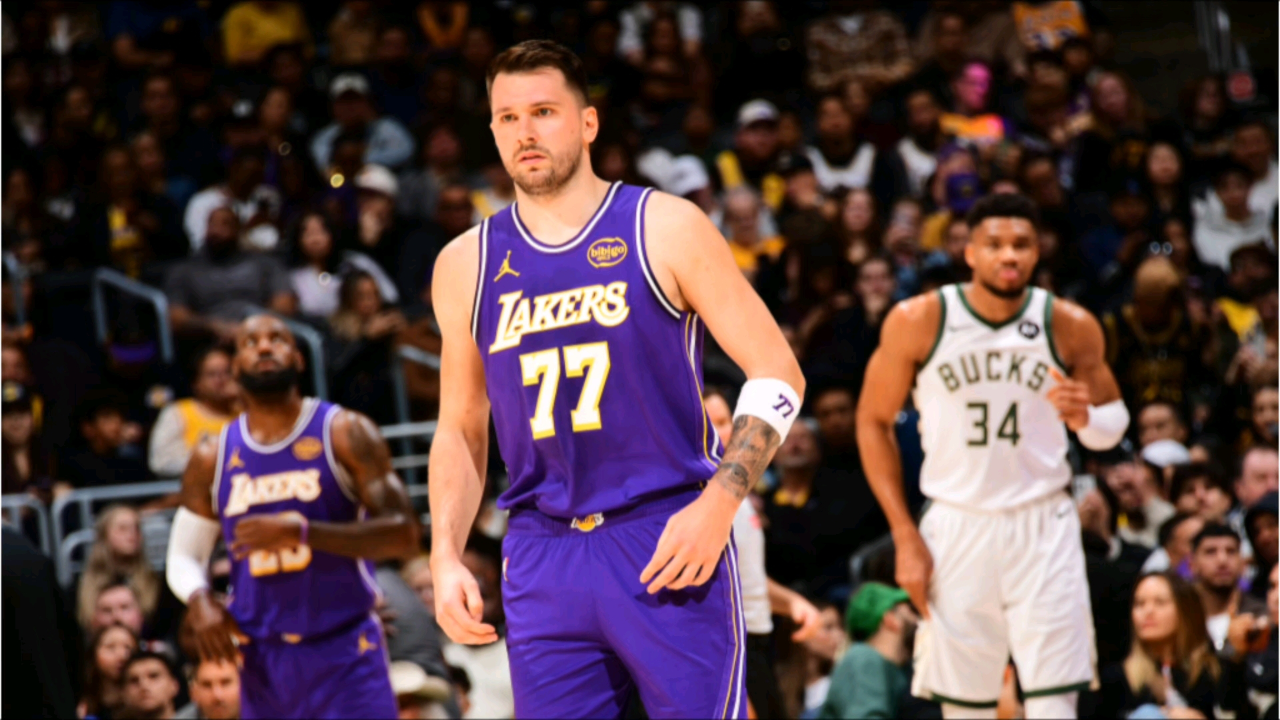 98-117！这是湖人关键时刻的改变，除了雄鹿，他们最后5分钟无敌